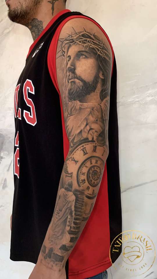 Tatuagem realista de Jesus Cristo como o caminho ao lado de um relógio antigo no braço.