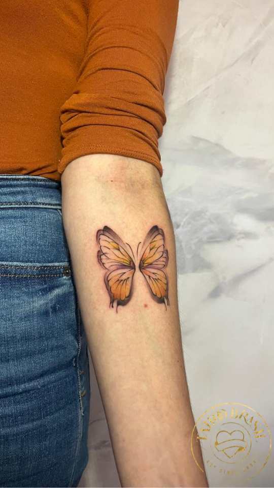 Tatuagem delicada de borboleta no antebraço