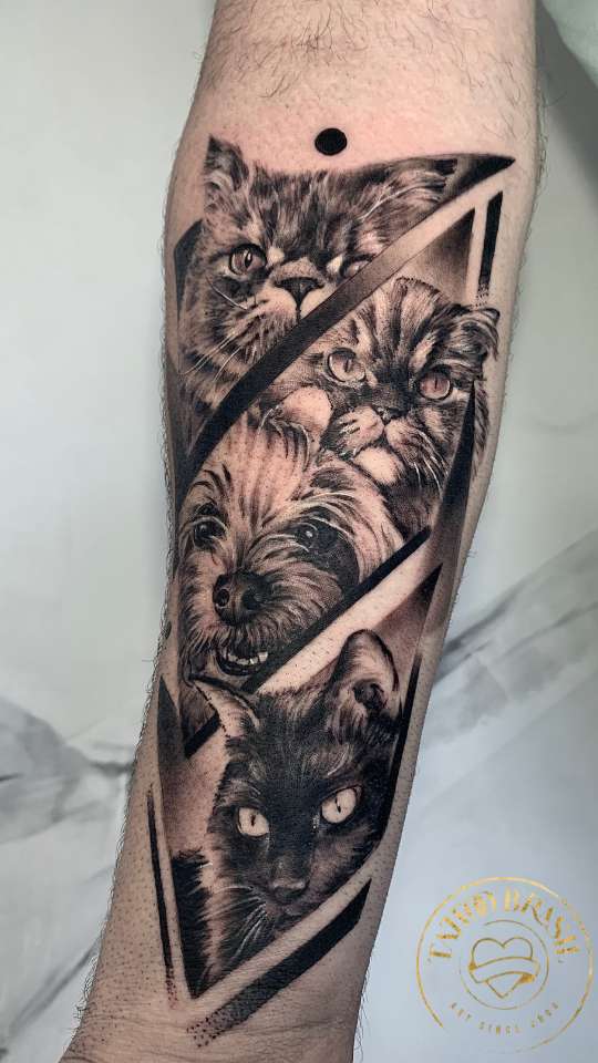 Tatuagem realista de cachorros e gatos em estilo geométrico no braço.