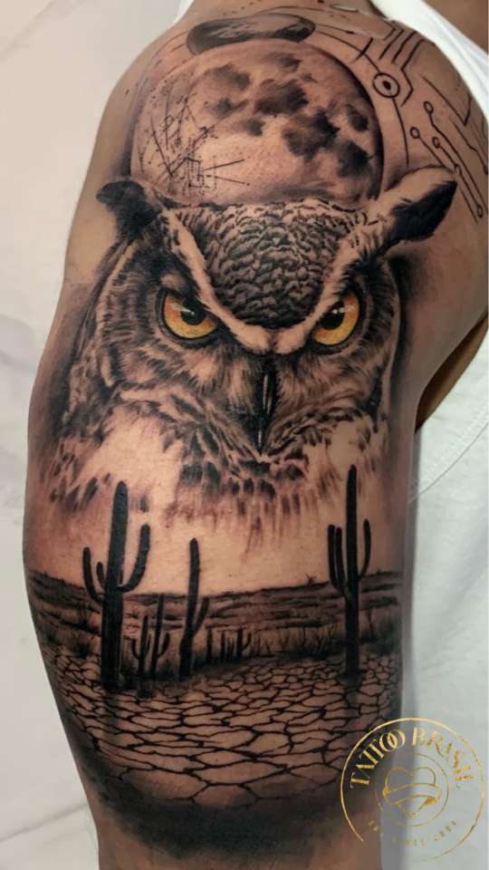 Profissão e amor a região nordete do Brasil com essa tatuagem realista de coruja.